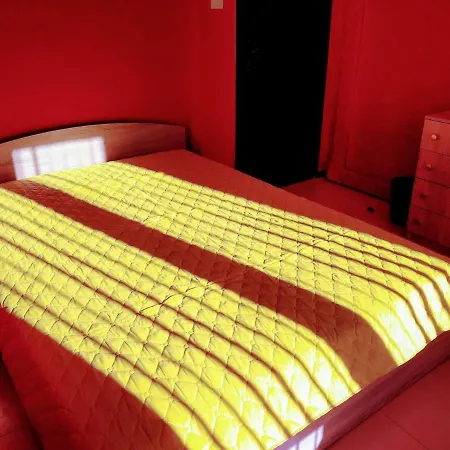 Yellow House -Room *