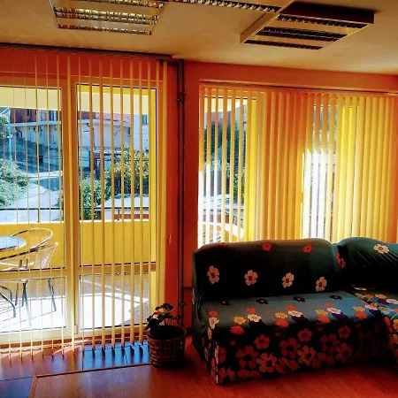 Yellow House -Room Casa de hóspedes